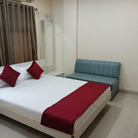 Hotel Tirupati Palace 印多尔 外观 照片