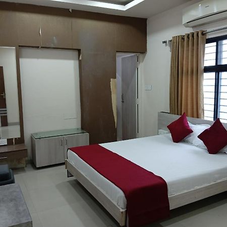 Hotel Tirupati Palace 印多尔 外观 照片