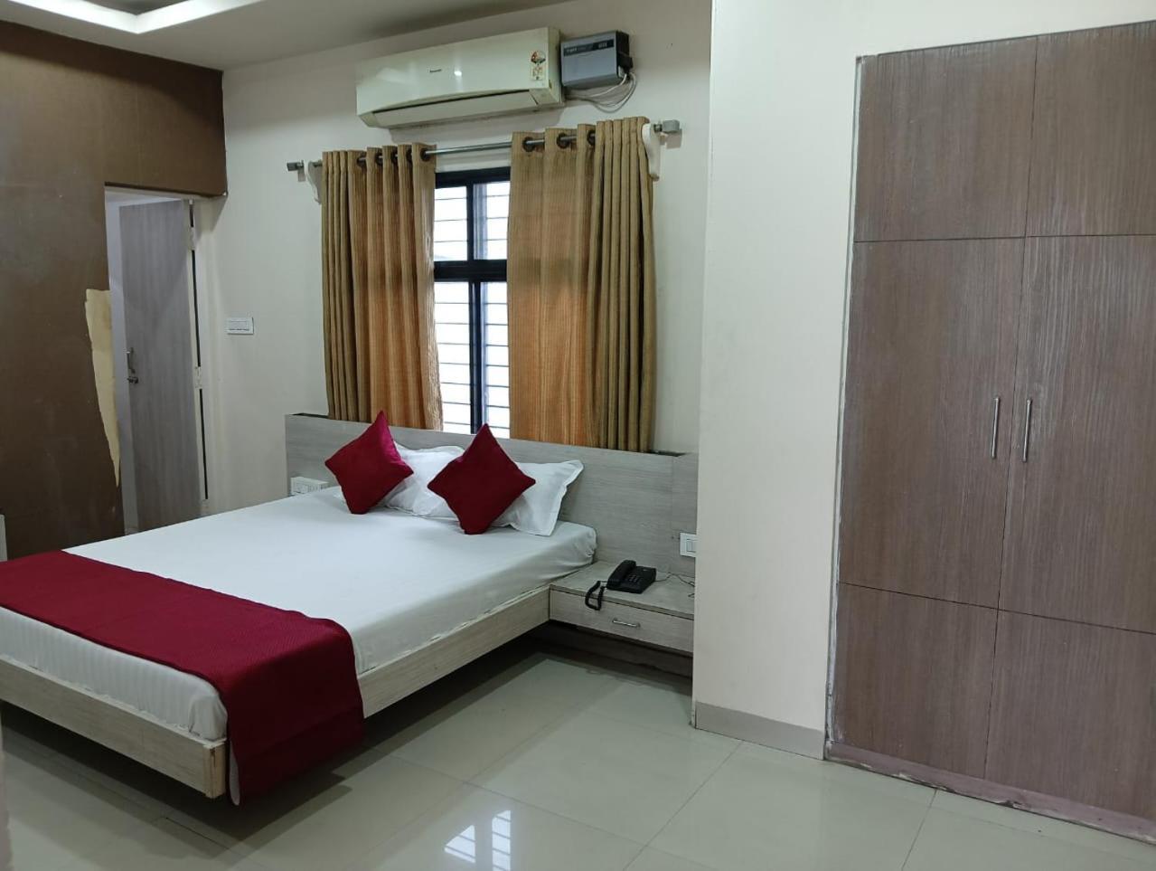 Hotel Tirupati Palace 印多尔 外观 照片