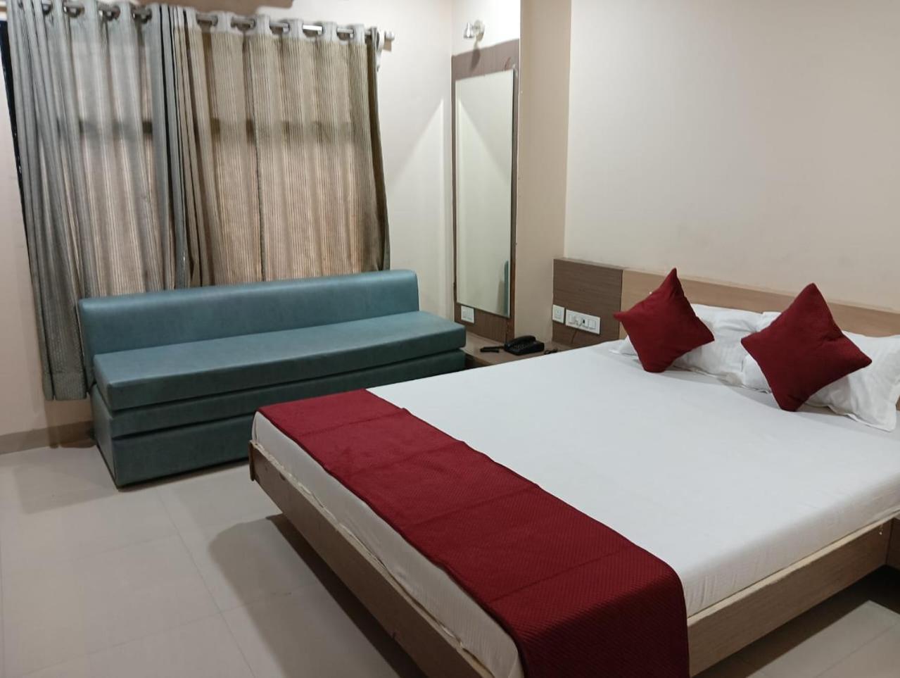 Hotel Tirupati Palace 印多尔 外观 照片
