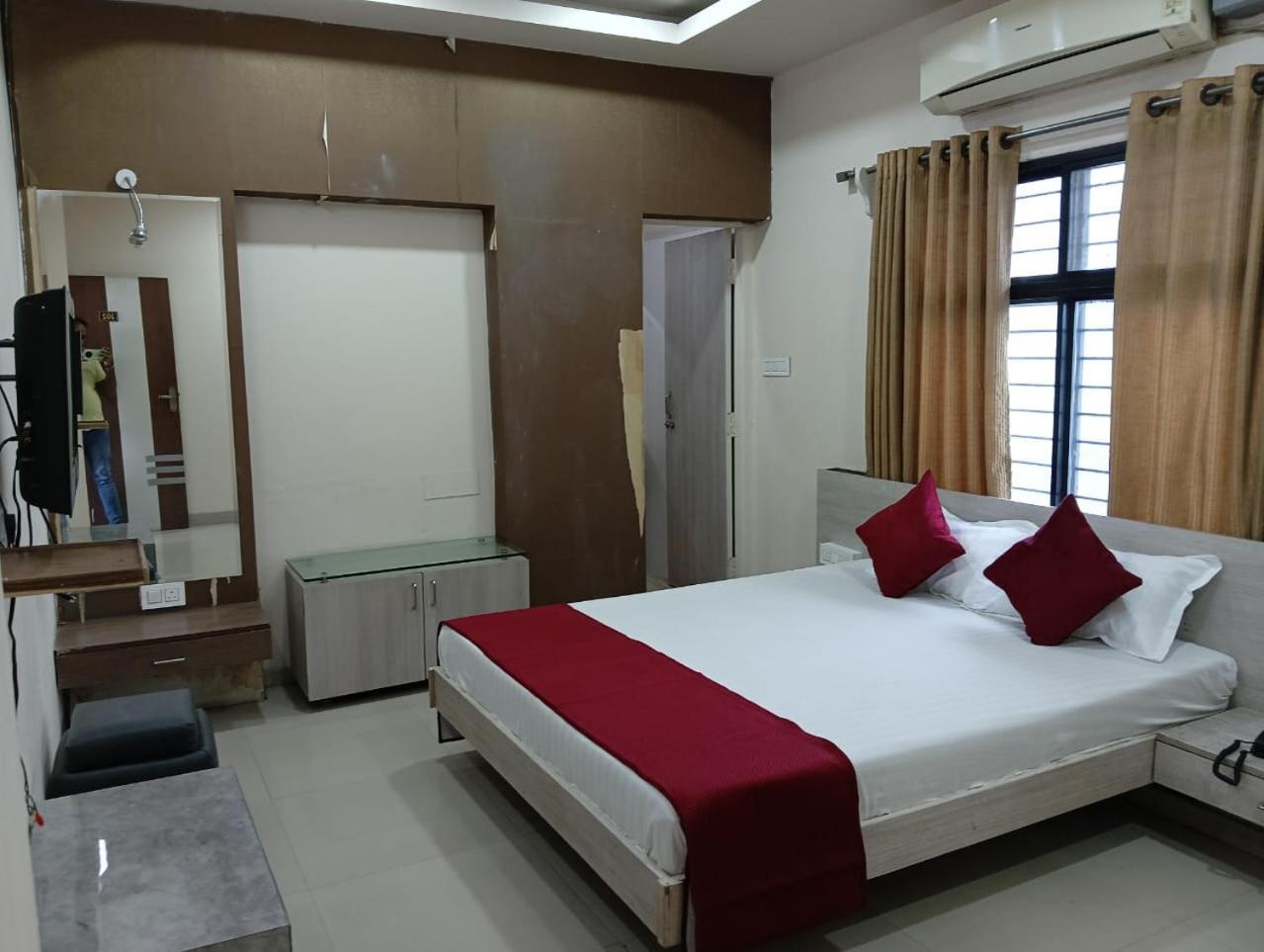 Hotel Tirupati Palace 印多尔 外观 照片