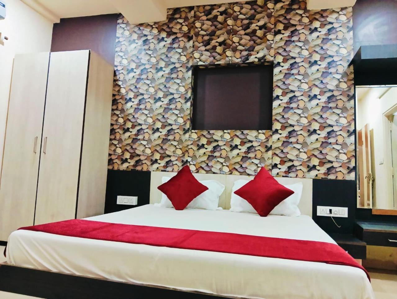 Hotel Tirupati Palace 印多尔 外观 照片