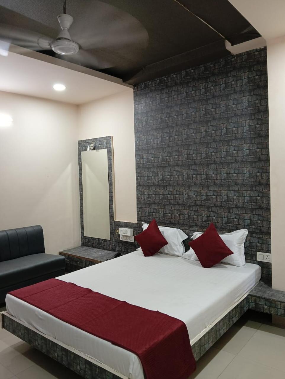 Hotel Tirupati Palace 印多尔 外观 照片